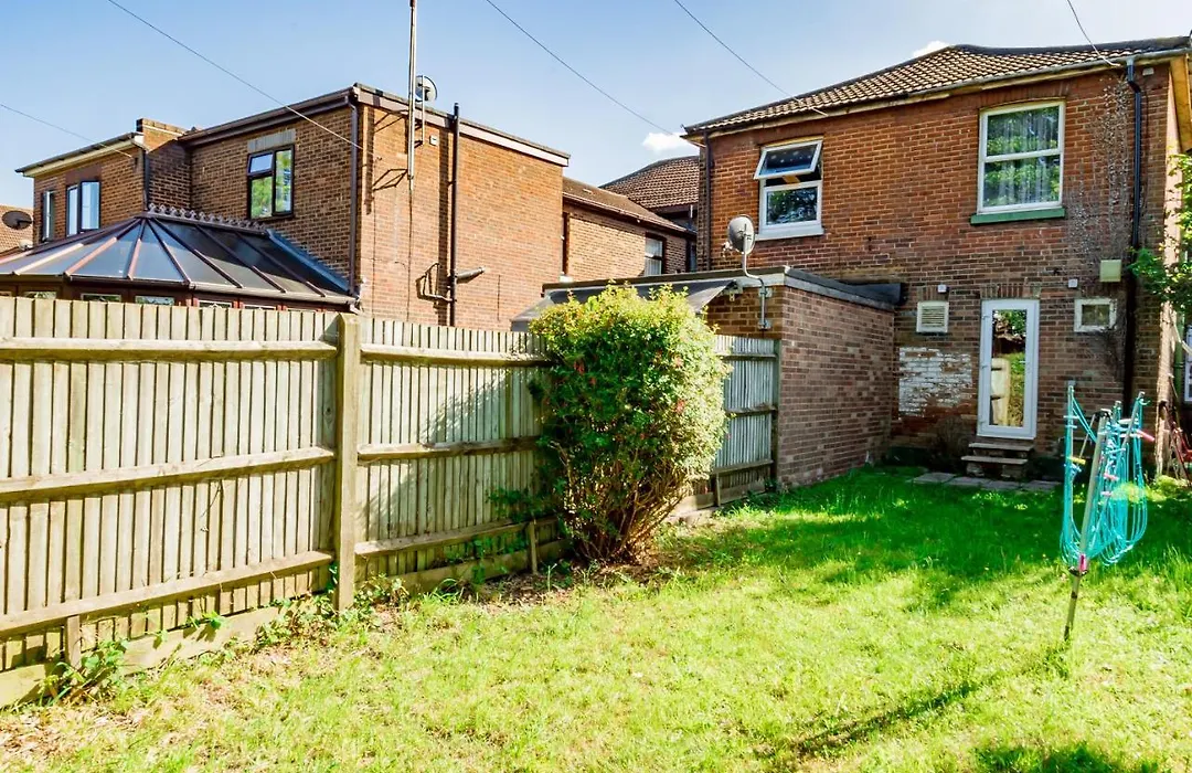 Shirley House 1, Guest House, Self Catering, Self Check In With Smart Locks, Use Of Fully Equipped Kitchen, Walking Distance To Southampton Central, Excellent Transport Links, Ideal For Longer Stays-1