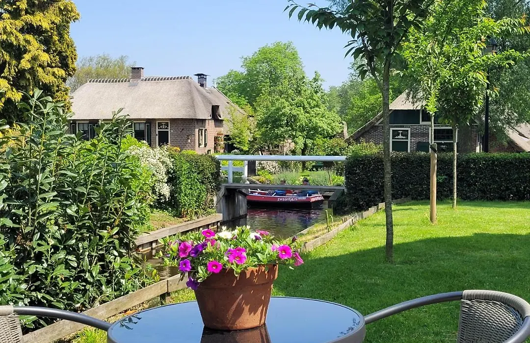 B&B Villa Giethoorn - canalview, privacy&parking-1