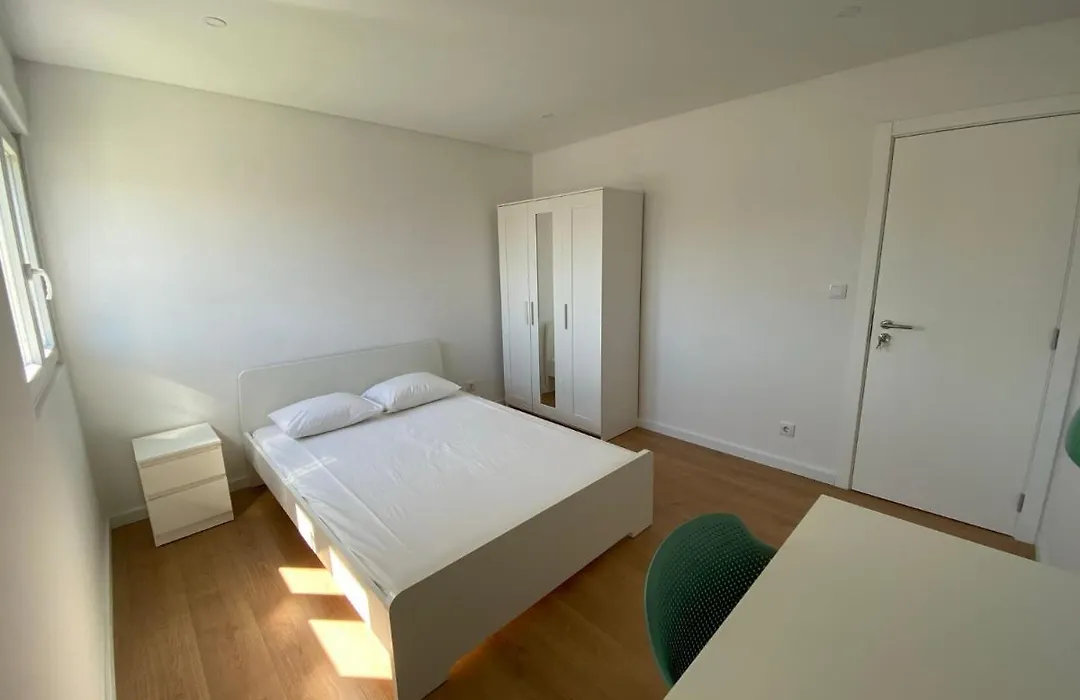 Carcavelos Beach Shared Serviced Apartment 11-1