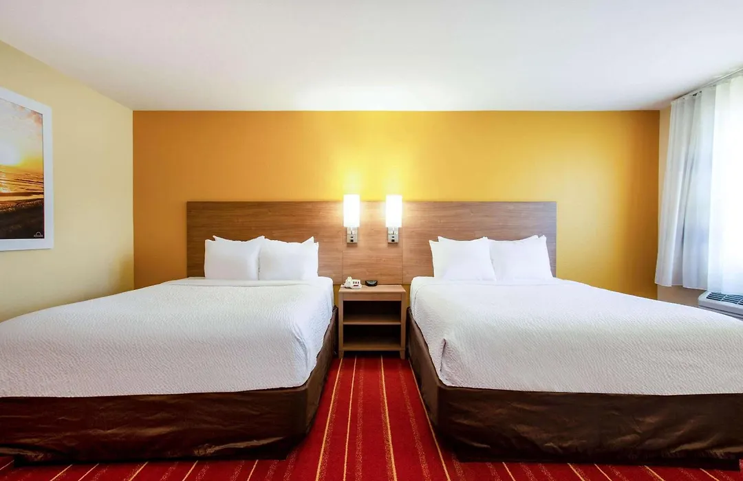 Days Inn By Wyndham Marquette-1