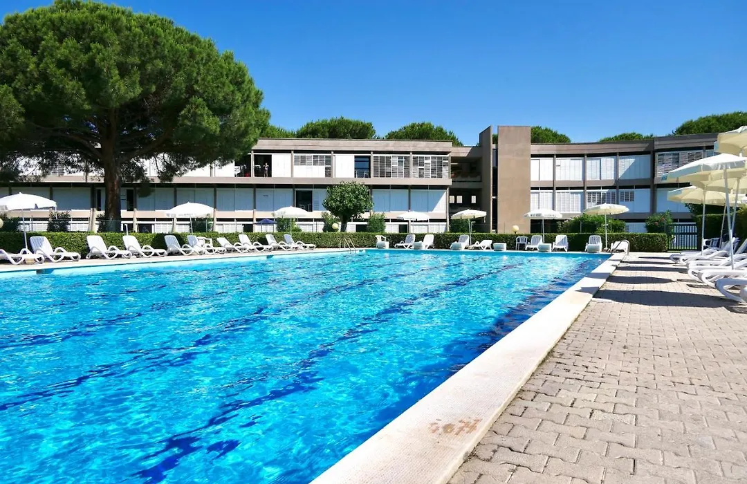 Isa-Apartment 3 Beds In Residence With Swimming-Pool Bed And Bath Linen Included-1