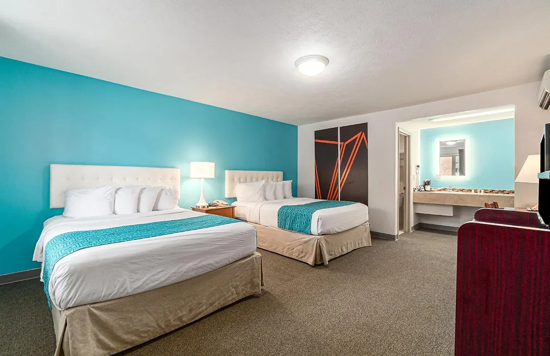 Howard Johnson By Wyndham Traverse City-1