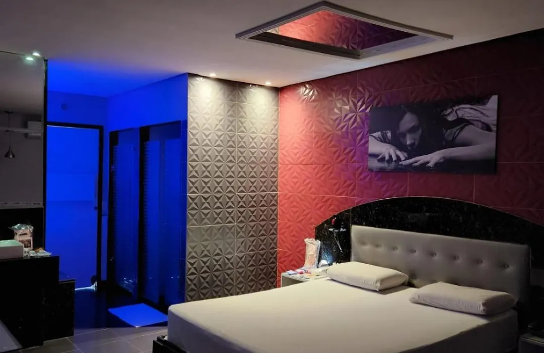 Status Motel Perimetral Adults Only-1