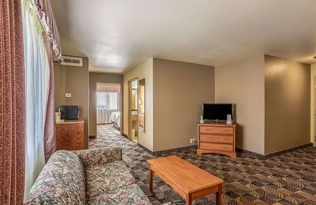 Quality Inn & Suites Hannibal West-1