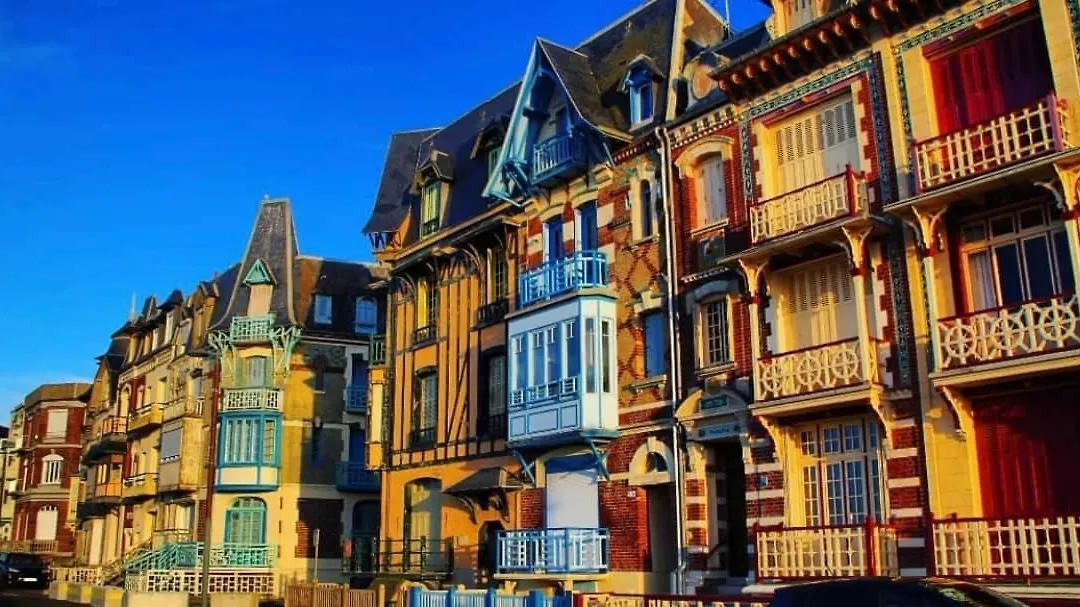 CAPRICES DE PLAGE Chambre grand lit double avec balnéo et beau balcon, vue panoramique, 300 mètres plage Mers les Bains Le Treport petit dejeuner servi en chambre en option-1