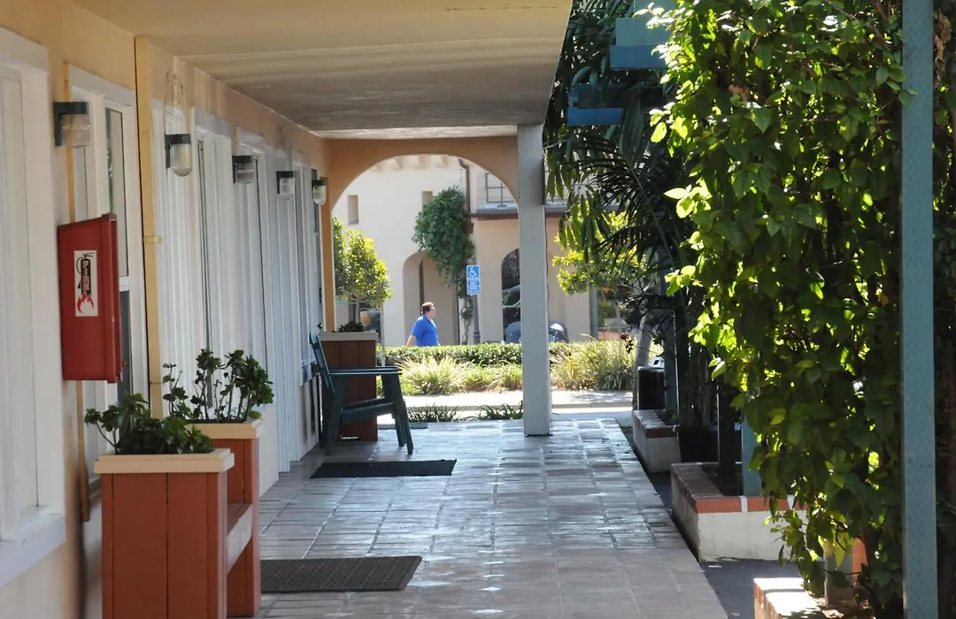 Oasis Inn And Suites-1