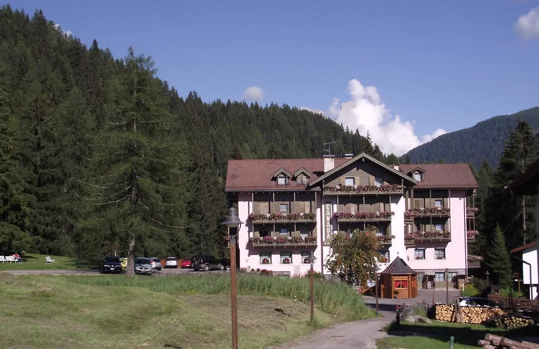 Hotel Canada-1