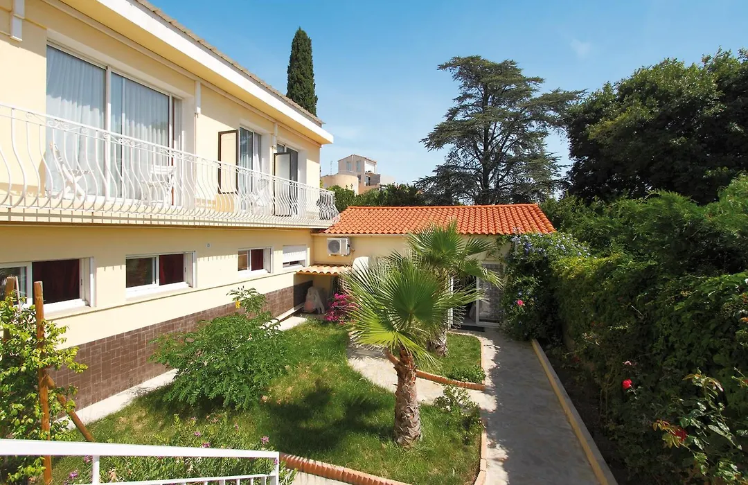 Hôtel La Croix de Malte-1