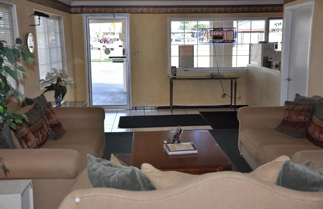Travelers Inn Manteca-1