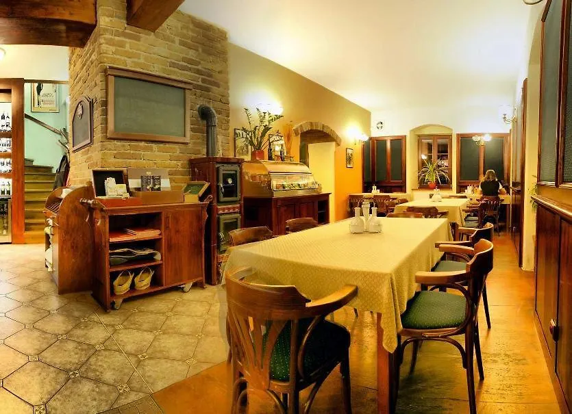 Hotel A Restaurant Vyprez-1