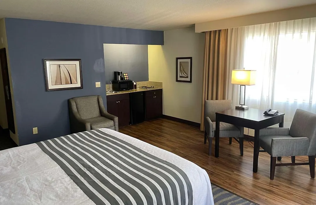 Best Western Plus Edmonds Harbor Inn-1
