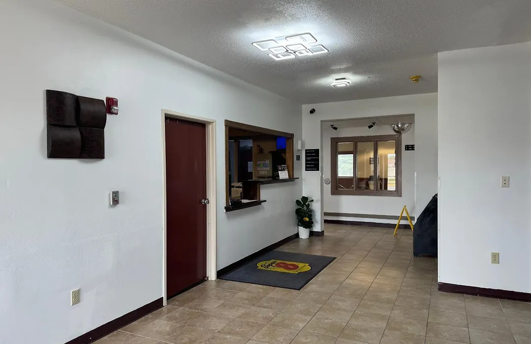 Super 8 By Wyndham Mason City-1
