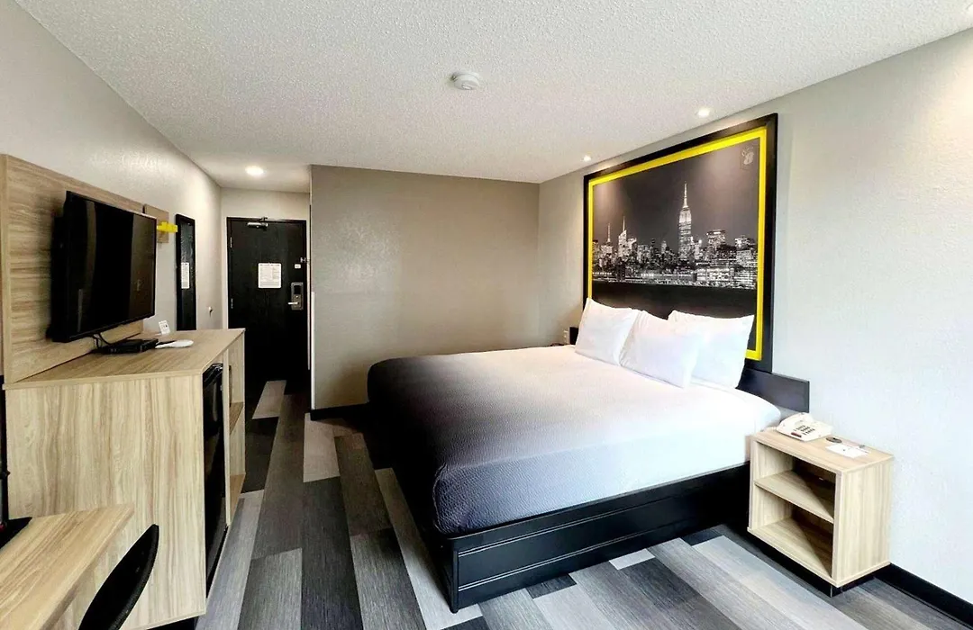 Super 8 By Wyndham Cedar Rapids-1