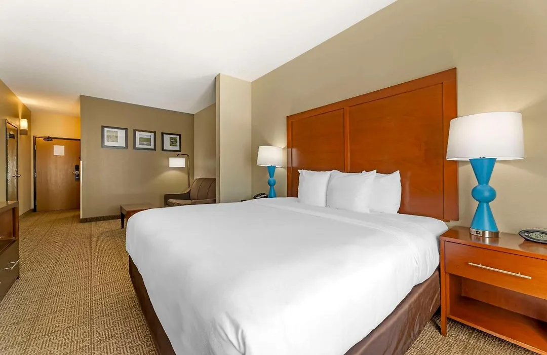 Comfort Suites Near Vancouver Mall-1