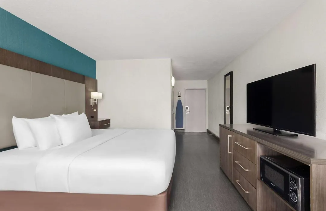 Wingate By Wyndham Kansas City-1