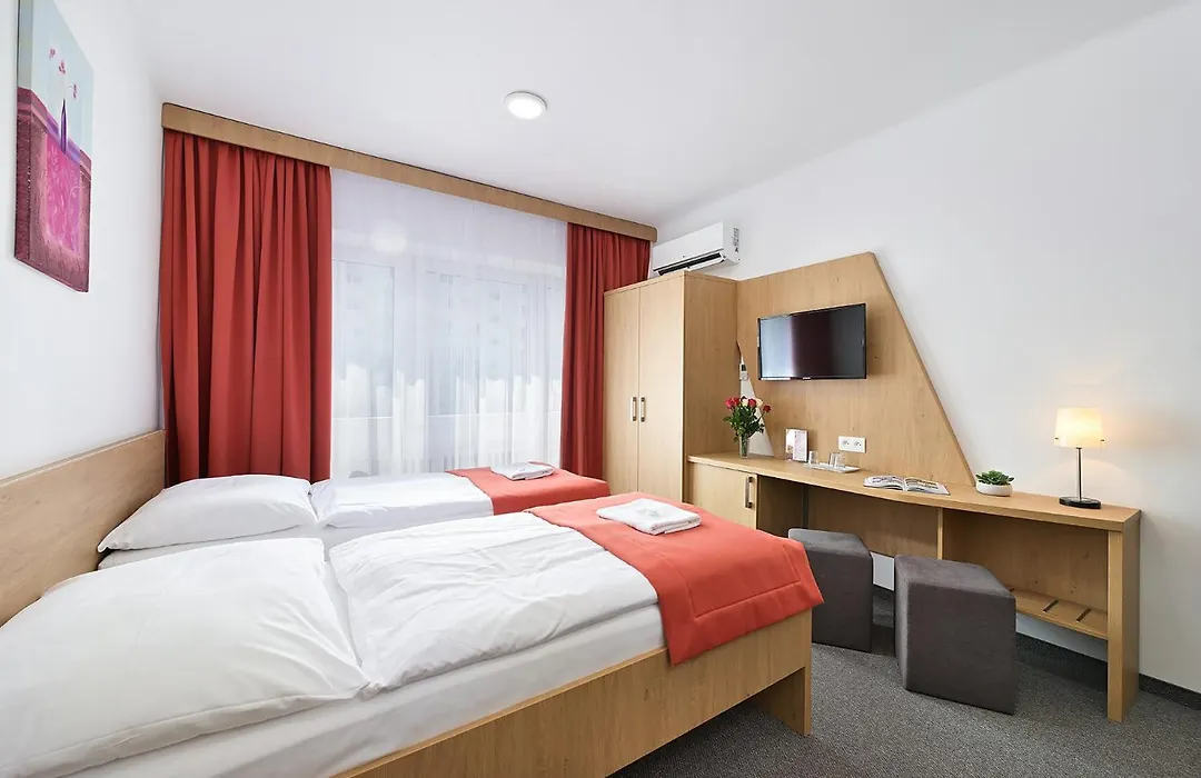Hotel Plus-1