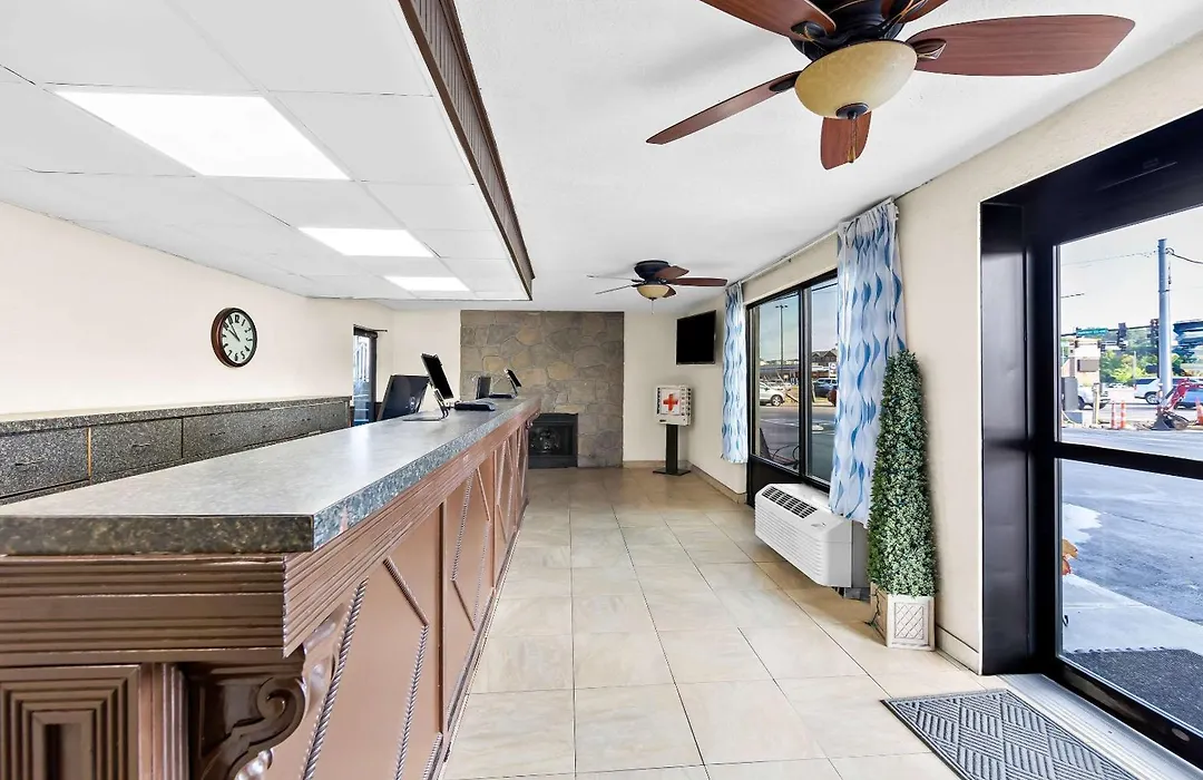 Clarion Inn & Suites Near The Leconte Center Pigeon Forge-1