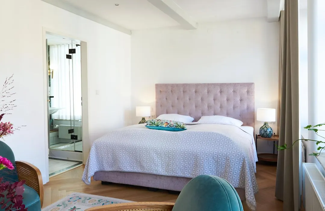 Five Rooms-1