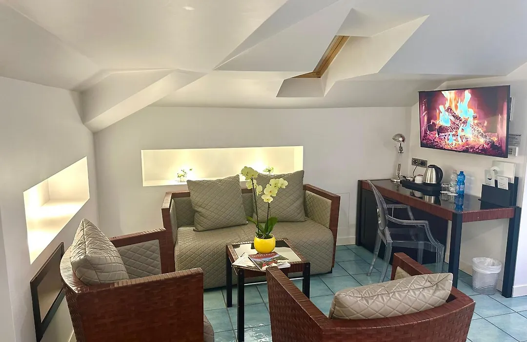 Club House Hotel-1