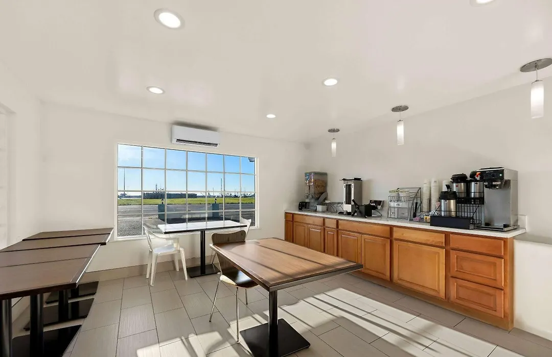 Super 8 By Wyndham Crescent City-1