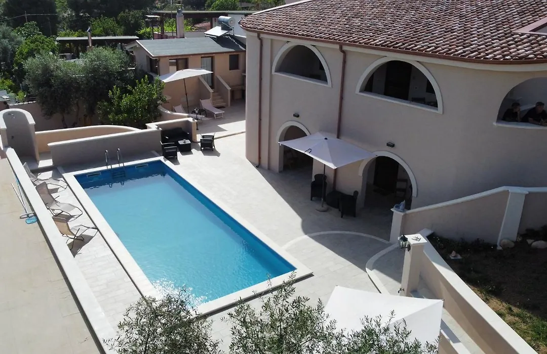Villa Blue Paradise Relax con piscina a pochi minuti da Cagliari e dal mare-1