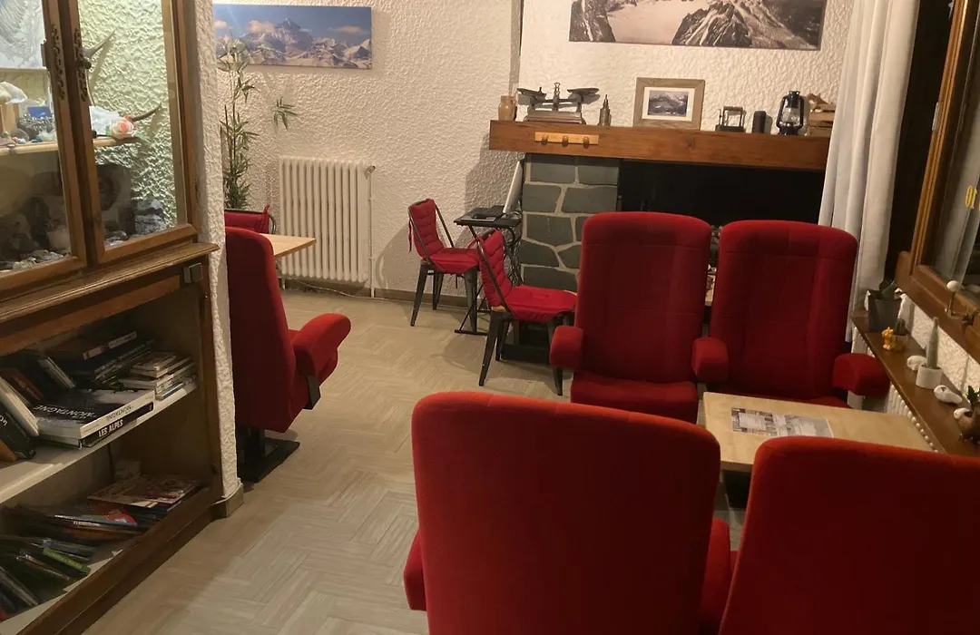 Hotel La Chaumière Garage Moto gratuit À 150 m de la gare SNCF et TMB-1