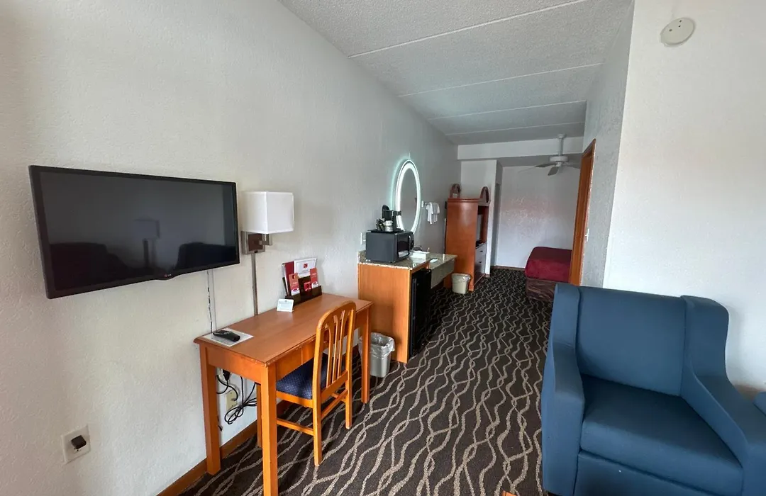 Econo Lodge Inn & Suites-1