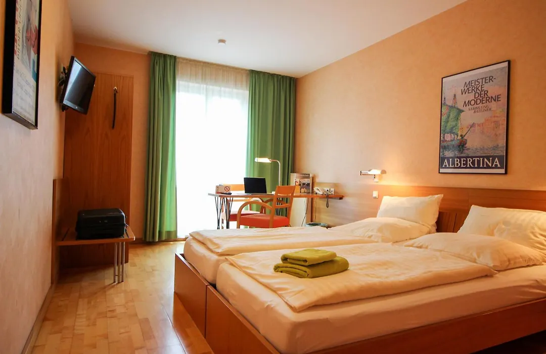 An der Persiluhr Stadt-gut-Hotel-1