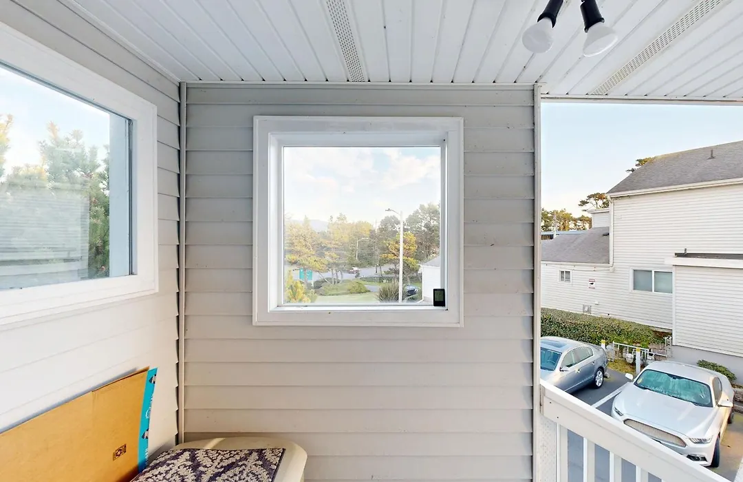 Cozy Ocean-View Condo Near Beach & Coastal Events-1