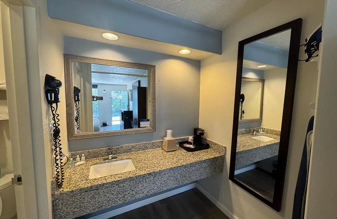 Clarion Inn & Suites Dothan South-1