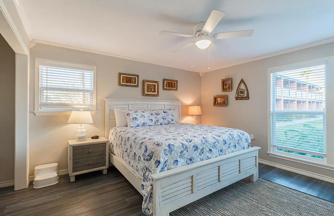 Executive Keys Condominiums On The Beach-1