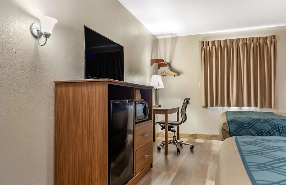 Econo Lodge Hays I-70-1