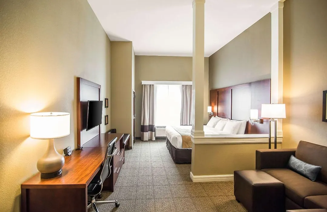 Comfort Suites Dodge City-1