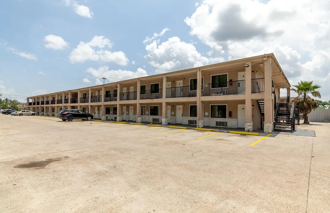 Travel Inn & Suites-1