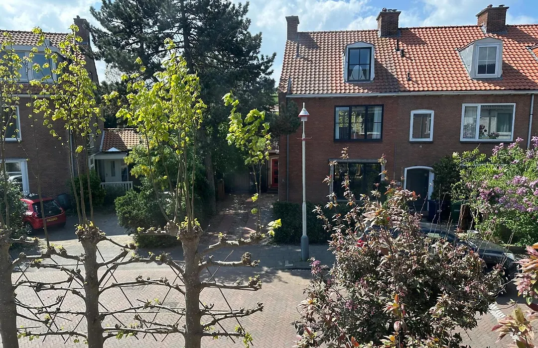 Luxury Home In Quiet Neighbourhood Near Beach-1