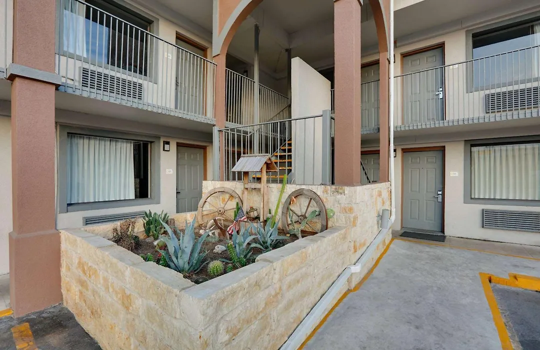 Super 8 By Wyndham San Antonio Pearl District Downtown-1