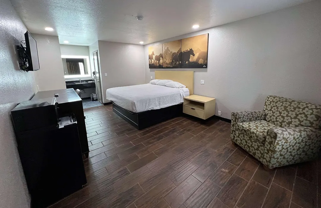 Days Inn & Suites By Wyndham - Canton First Monday Trade Days-1
