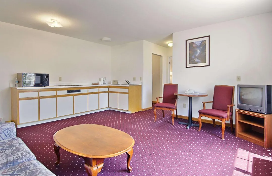Days Inn & Suites By Wyndham Lolo-1