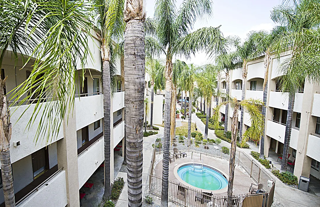 Hotel D'Lins Ontario Airport-1