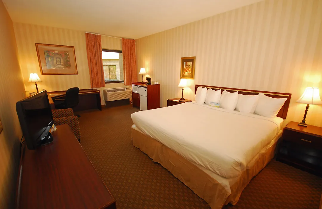 Days Inn & Suites By Wyndham Northwest Indianapolis-1