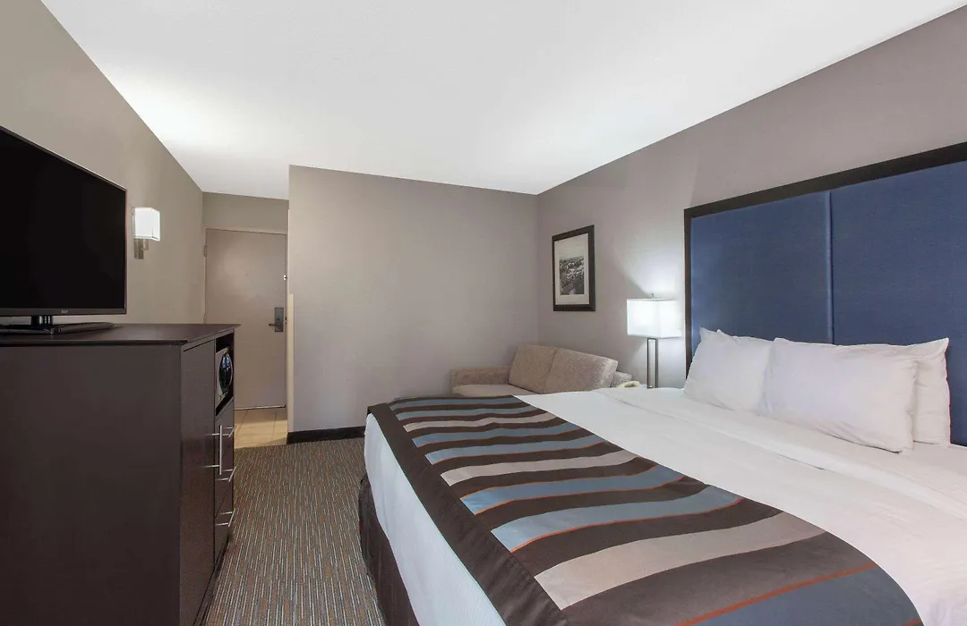 Wingate By Wyndham Charleston Coliseum-1