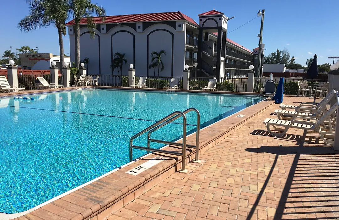 Days Inn By Wyndham Fort Myers-1
