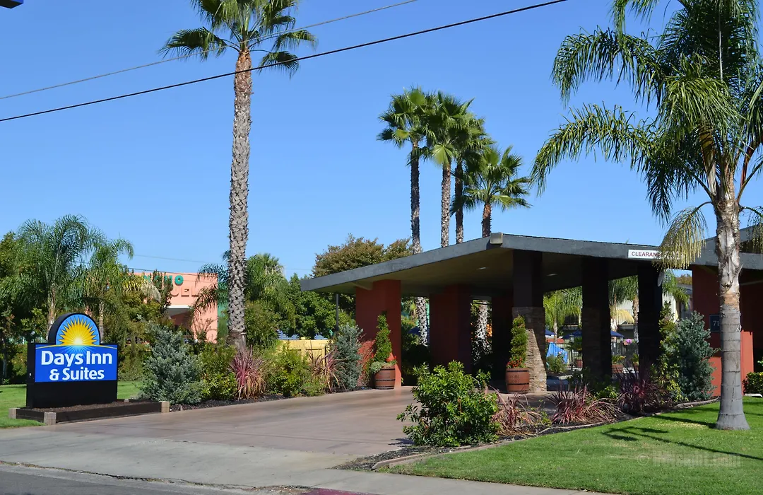 Days Inn & Suites By Wyndham Lodi-1
