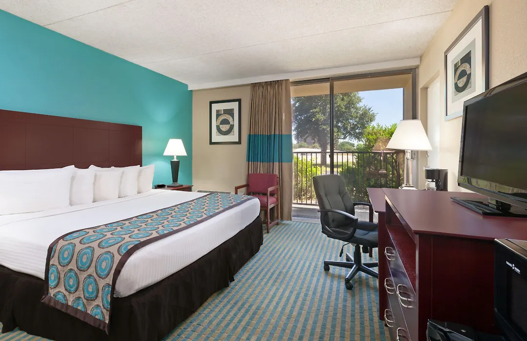 Howard Johnson By Wyndham Arlington Ballpark / Six Flags-1