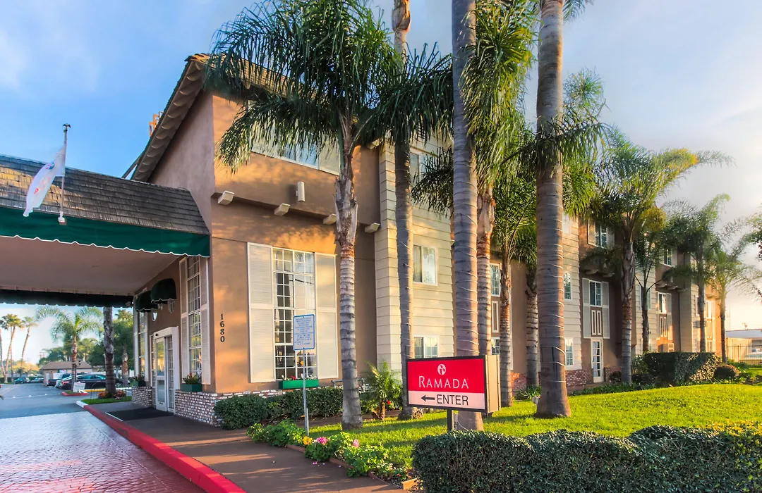 Ramada By Wyndham Costa Mesa/Newport Beach-1
