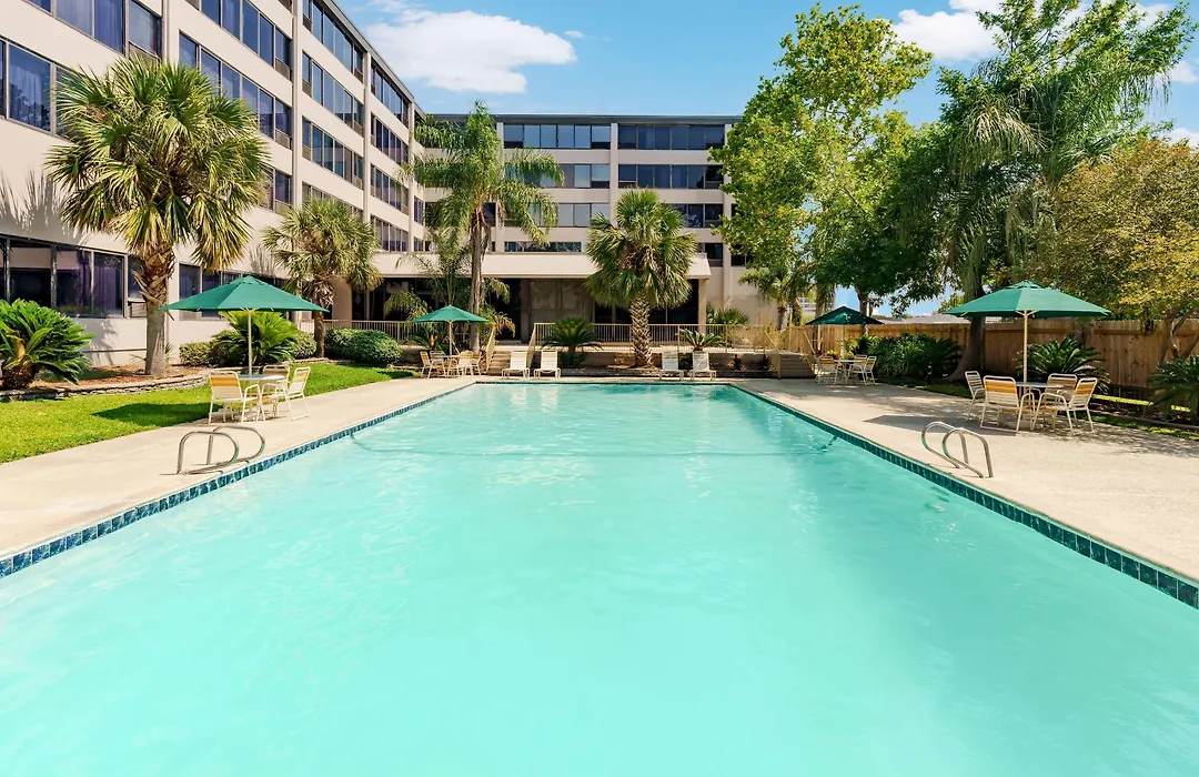 La Quinta Inn & Suites By Wyndham New Orleans Airport-1
