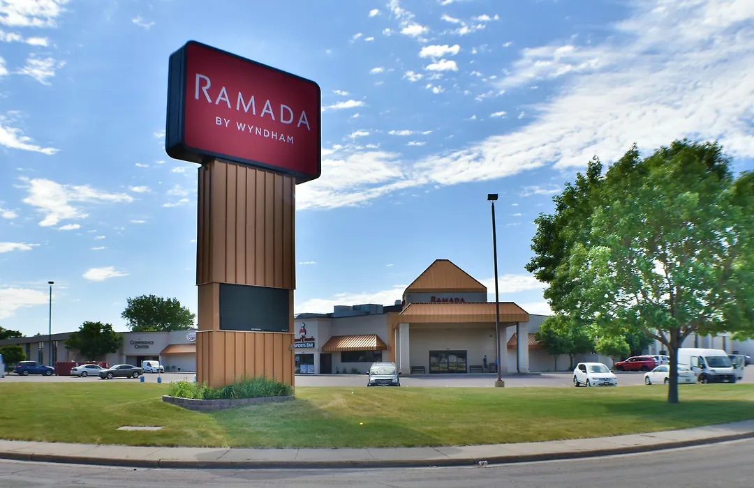 Ramada By Wyndham Sioux Falls Airport - Waterpark Resort & Event Center-1