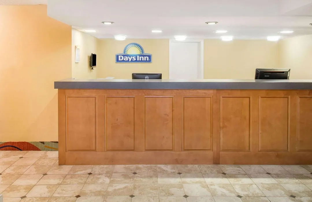 Days Inn By Wyndham Roanoke Hollins Near I-81-1