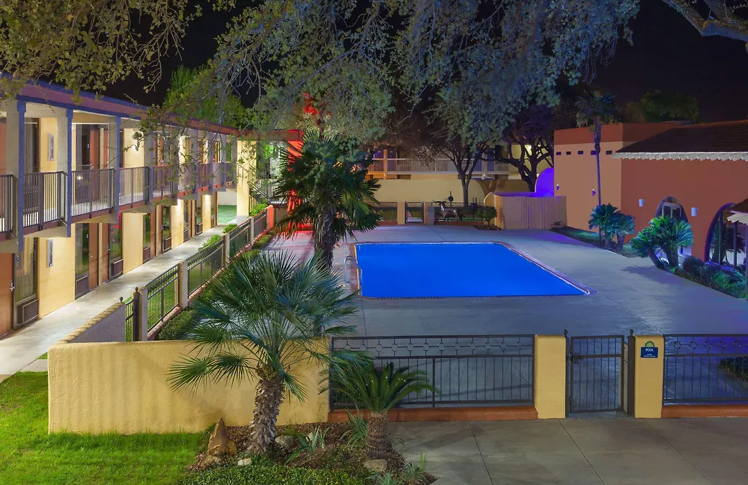 Days Inn By Wyndham Uvalde-1