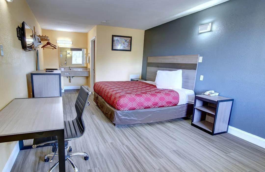 Econo Lodge At Military Circle-1